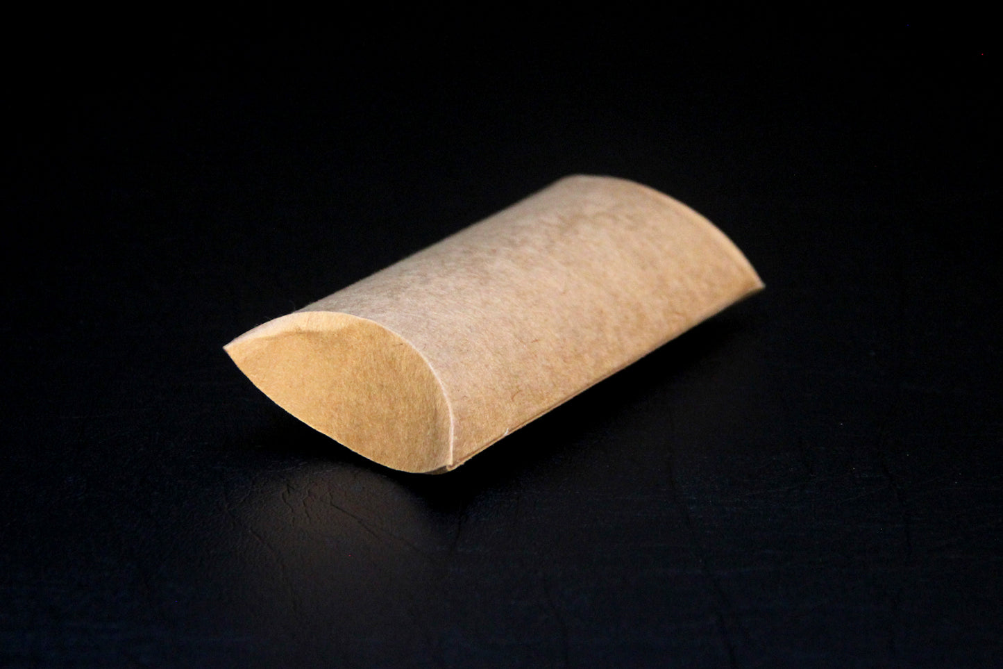Millar de Cajitas Tipo Almohada Pequeñas en Kraft o Texcote. MEDIDAS: 2X4PULDADAS