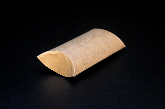 Millar de Cajitas Tipo Almohada Pequeñas en Kraft o Texcote. MEDIDAS: 2X4PULDADAS