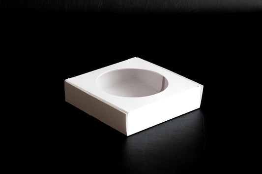 Ciento Caja Ventana Redonda. Medidas: 14.5x14.5x3.5 cm.